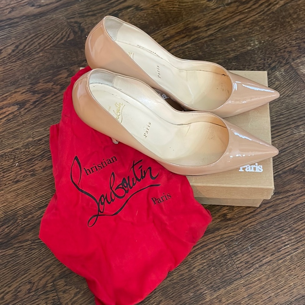 Christian Louboutin Apostrophy Pump 100 patent in nude